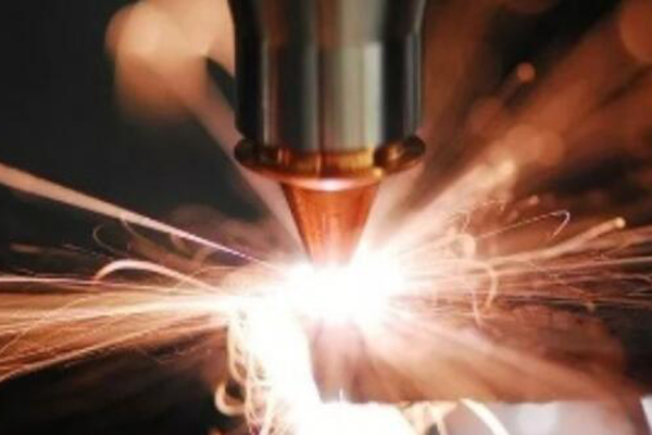 今天我們來聊一下激光焊接機(jī)焊接時(shí)常見-局部發(fā)黑的問題